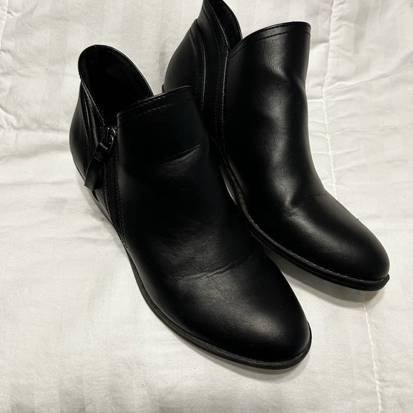 Like new black booties. Shelles brand size 9.5 - Picture 2 of 2